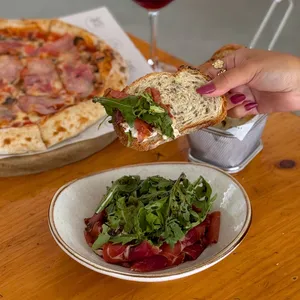 Stracciatella con Jamón Serrano