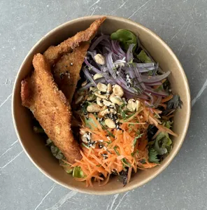 Ensalada Thai de Milanesa de Pollo