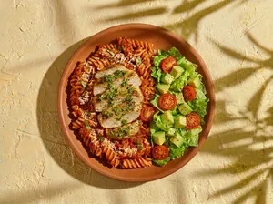Pollo a la parrilla +fusilli +ensalada