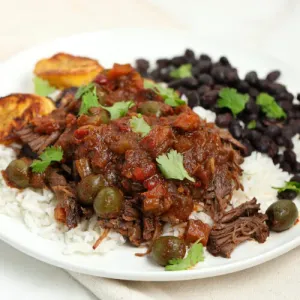 Porotos negros con ropa vieja + entrada y postre.