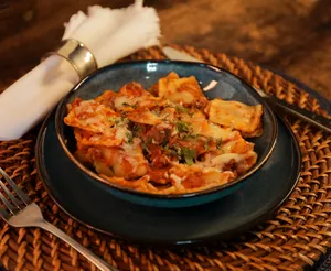 Ravioles con salsa boloñesa