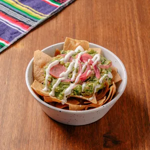 Totopos con Guacamole
