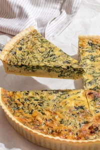Quiche de espinaca con cebolla caramelizada