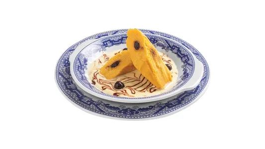 Tamal canario en salsa de rompope (1 pza)