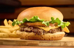 Burger de la semana + papitas (CLÁSICA)