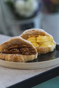 Medialuna Rellena Manjar /pastelera