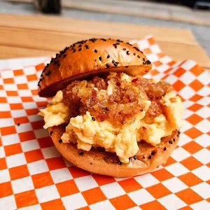 Sandwich huevo con mermelada de tocino