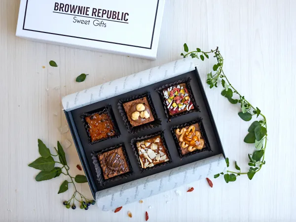 Black and white 6 brownie box