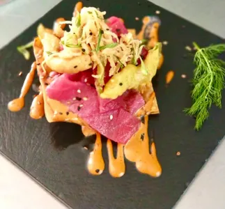 Tostada de atún fresco