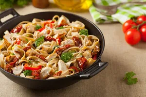 Pasta de Tagliatelle Integral Con Pollo