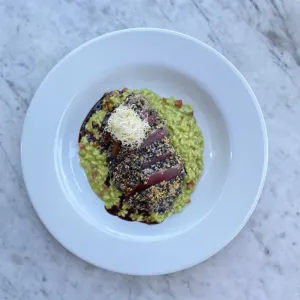 Atún sellado acompañado de risotto caprese