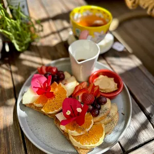 Brunch Tostadas Francesas + té o café orgánico + jugo natural 200 ml. Contiene Lacteos