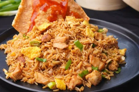 Chaufa de pollo al wok