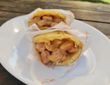 Porción Arepas Salchicha golf