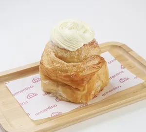 Cruffin con crema de chocolate blanco
