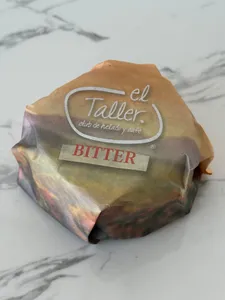 Alfajor de Manjar, bañado en Chocolate Bitter.