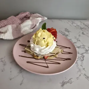 Crepe Frutos De La Estacion Con Crema Y Helado