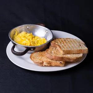 Huevos revueltos con tostadas