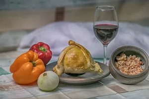 Cebolla pimentón tocino y queso