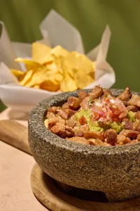 Nachos gratinados de Chicharrón