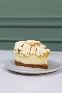 Porción de Cheesecake de Cinnamon Roll