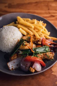 Pollo Saltado Clásico