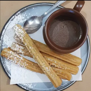Churros con chocolate caliente