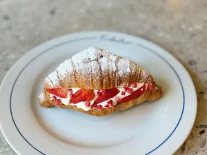Croissant  Crema Montada y Frutila