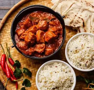 Pollo tikka masala con arroz salvaje, romero y almendras