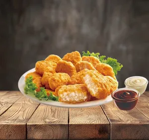 10 Crujientes Nuggets de pollo, acompañado de salsa BBQ.