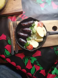 Prietas con salsa verde y papas cocidas