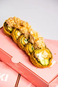 SIN ARROZ: salmón apanado,queso,cebollin en panko topping salmon cremoso