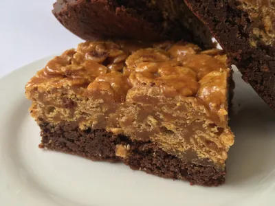 Brownies de cornflakes con caramelo