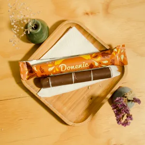 Barquillo relleno con manjar bañado en chocolate