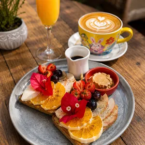 Brunch Tostadas Francesas + té o café orgánico + jugo de naranja natural 200 ml. Contiene Lacteos