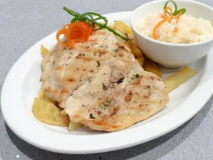 Filete de pollo con papas fritas