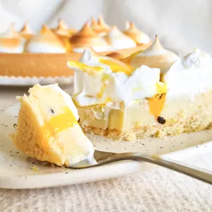 Refrescante Pie de Maracuyá con crema batida y frutas frescas