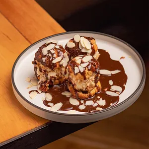Profiteroles con glaseado de chocolate