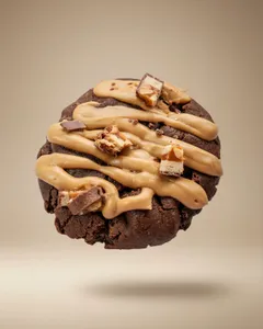 Triple Chocolate con Crema de cacahuate y snickers.