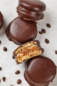 Alfajor cubierto con chocolate