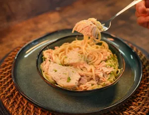 Spaguetti Alfredo con Pollo