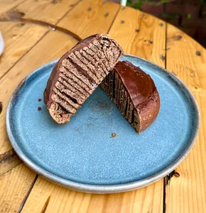 Rollo de Canela de Masa Madre con frosting de Chocolate APLV, libre de soya
