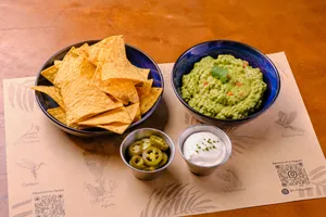Totopos con Guacamole
