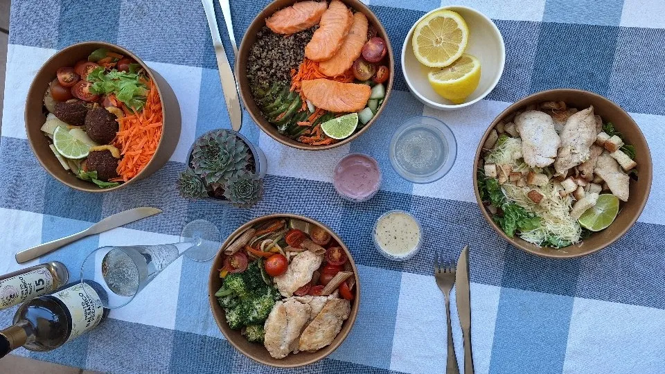 Plato de comida saludable en una mesa