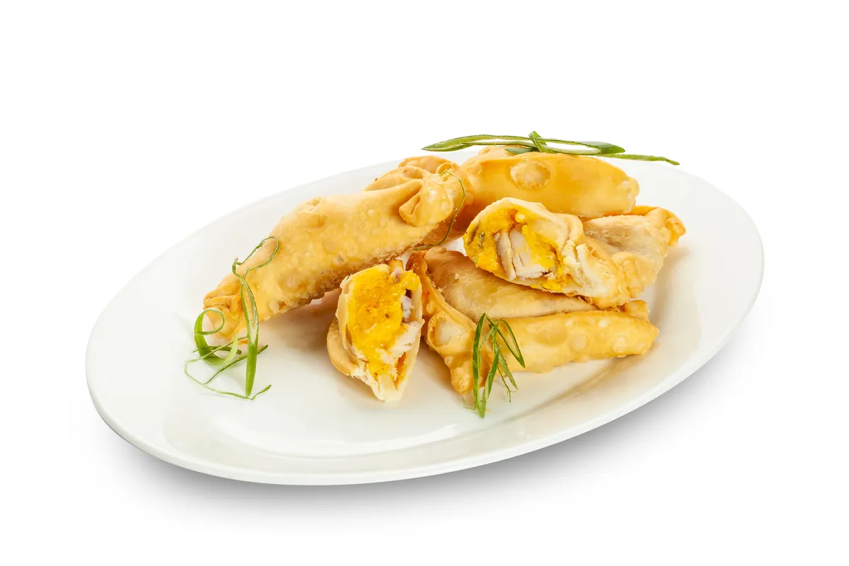 Empanadas de aji de gallina + bebida de 220 ML Empanadas de aji de gallina + bebida de 220 ML