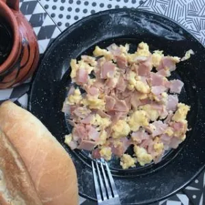 HUEVOS REVUELTOS