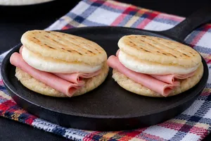 2 Arepa rellena de jamon queso