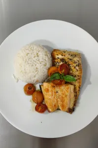 Salmón a la plancha + entrada y postre.