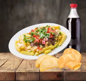 Papa suprema para 2 + 6 empanadas 1/2 luna + bebida 1.5 lts