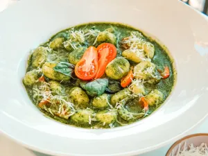 Ñoqui al Pesto y Tomate Cherry